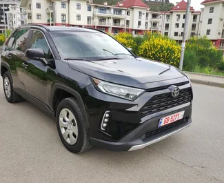 Predný pohľad na prenajaté auto Toyota Rav4 v v Tbilisi, Georgia ✓ Auto č. 7506. ✓ Prevodovka Automatické TM ✓ Hodnotenia 1.