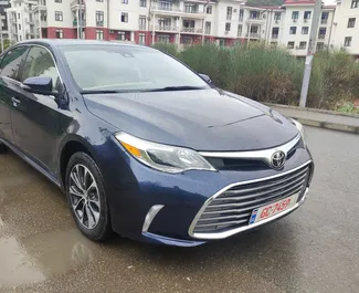 Sprednji pogled najetega avtomobila Toyota Avalon v v Tbilisiju, Georgia ✓ Avtomobil #7505. ✓ Menjalnik Samodejno TM ✓ Mnenja 0.