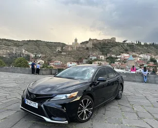 Sprednji pogled najetega avtomobila Toyota Camry v v Tbilisiju, Georgia ✓ Avtomobil #7389. ✓ Menjalnik Samodejno TM ✓ Mnenja 1.