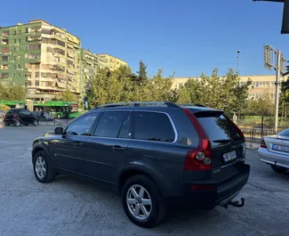 Vue de face d'une location Volvo XC90 à Tirana, Albanie ✓ Voiture #7333. ✓ Automatique TM ✓ 0 avis.