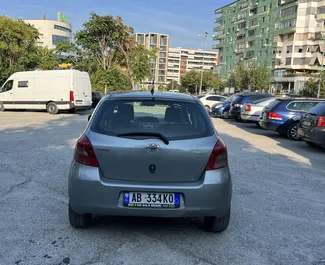Toyota Yaris 2009 tilgængelig til leje i Tirana, med ubegrænset kilometertæller grænse.