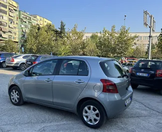 Predný pohľad na prenajaté auto Toyota Yaris v v Tirane, Albánsko ✓ Auto č. 7334. ✓ Prevodovka Automatické TM ✓ Hodnotenia 0.