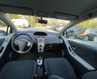 Interior do Toyota Yaris para aluguer na Albânia. Um excelente carro de 5 lugares com transmissão Automático.