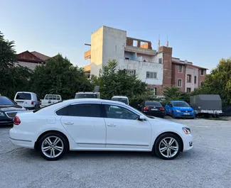 Frontansicht eines Mietwagens Volkswagen Passat in Tirana, Albanien ✓ Auto Nr.7336. ✓ Automatisch TM ✓ 0 Bewertungen.