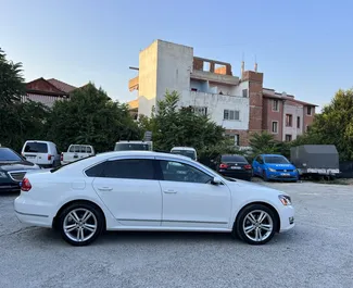 Predný pohľad na prenajaté auto Volkswagen Passat v v Tirane, Albánsko ✓ Auto č. 7336. ✓ Prevodovka Automatické TM ✓ Hodnotenia 0.