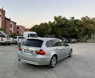 Sprednji pogled najetega avtomobila BMW 330d Touring v v Tirani, Albanija ✓ Avtomobil #7345. ✓ Menjalnik Samodejno TM ✓ Mnenja 0.