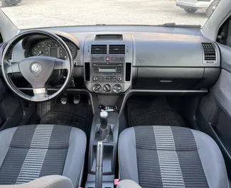 Sprednji pogled najetega avtomobila Volkswagen Polo v v Tirani, Albanija ✓ Avtomobil #7344. ✓ Menjalnik Priročnik TM ✓ Mnenja 0.