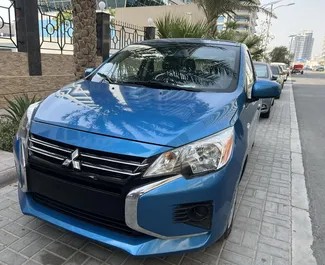 Frontvisning af en udlejnings Mitsubishi Mirage i Dubai, De Forenede Arabiske Emirater ✓ Bil #7483. ✓ Automatisk TM ✓ 3 anmeldelser.