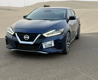 Vista frontal de un Nissan Maxima de alquiler en Dubai, EAU ✓ Coche n.º 7487. ✓ Automático TM ✓ 1 opiniones.