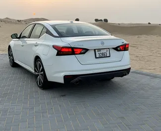 Nissan Altima 2021 tilgængelig til leje i Dubai, med 250 km/dag kilometertæller grænse.