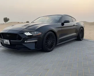 Frontvisning av en leiebil Ford Mustang GT i Dubai, De Forente Arabiske Emirater ✓ Bil #7485. ✓ Automatisk TM ✓ 0 anmeldelser.