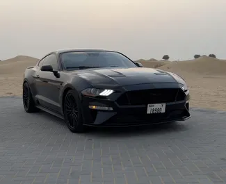 Bilutleie av Ford Mustang GT 2021 i i De Forente Arabiske Emirater, inkluderer ✓ Bensin drivstoff og 460 hestekrefter ➤ Starter fra 300 AED per dag.