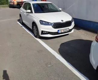 Přední pohled na pronájem Skoda Fabia v Tivatu, Černá Hora ✓ Auto č. 7447. ✓ Převodovka Automatické TM ✓ Recenze 1.