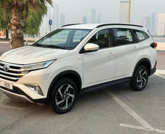 Bilutleie av Toyota Rush 2023 i i De Forente Arabiske Emirater, inkluderer ✓ Bensin drivstoff og  hestekrefter ➤ Starter fra 237 AED per dag.