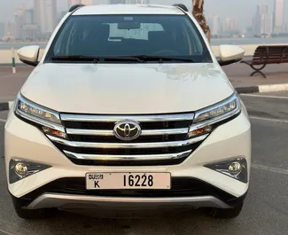 Vista frontal de un Toyota Rush de alquiler en Dubai, EAU ✓ Coche n.º 7364. ✓ Automático TM ✓ 0 opiniones.