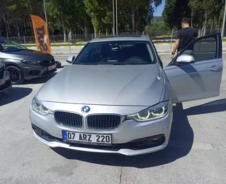 Přední pohled na pronájem BMW 320i na letišti Antalya, Turecko ✓ Auto č. 3762. ✓ Převodovka Automatické TM ✓ Recenze 0.