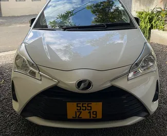 Přední pohled na pronájem Toyota Vitz na Mauriciu, Mauricius ✓ Auto č. 7455. ✓ Převodovka Automatické TM ✓ Recenze 0.