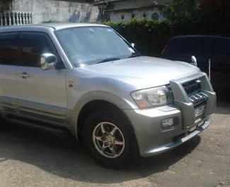 Frontvisning af en udlejnings Mitsubishi Montero i Colombo Lufthavn, Sri Lanka ✓ Bil #7490. ✓ Automatisk TM ✓ 0 anmeldelser.