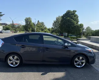 Toyota Prius – автомобиль категории Эконом, Комфорт напрокат в Грузии ✓ Депозит 300 GEL ✓ Страхование: ОСАГО, КАСКО, Пассажиры.