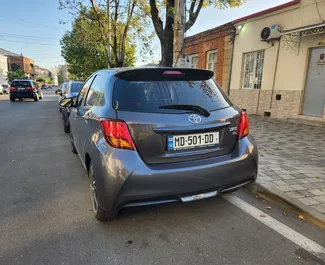 Aluguel de carro Toyota Yaris 2016 na Geórgia, com ✓ combustível Gasolina e 120 cavalos de potência ➤ A partir de 90 GEL por dia.