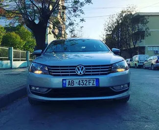 Vista frontal de un Volkswagen Passat de alquiler en Tirana, Albania ✓ Coche n.º 7858. ✓ Automático TM ✓ 0 opiniones.