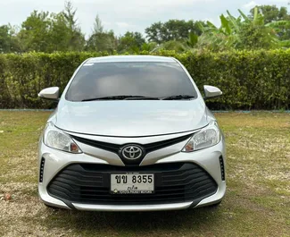 Frontvisning av en leiebil Toyota Vios på Phuket lufthavn, Thailand ✓ Bil #7669. ✓ Automatisk TM ✓ 0 anmeldelser.