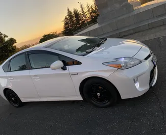 Vista frontal de um aluguel Toyota Prius em Kutaisi, Geórgia ✓ Carro #7740. ✓ Transmissão Automático TM ✓ 1 avaliações.