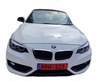 Frontvisning af en udlejnings BMW 218i Cabrio i Paphos, Cypern ✓ Bil #7899. ✓ Automatisk TM ✓ 0 anmeldelser.