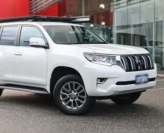 Sprednji pogled najetega avtomobila Toyota Land Cruiser Prado v v Tbilisiju, Georgia ✓ Avtomobil #7322. ✓ Menjalnik Samodejno TM ✓ Mnenja 0.