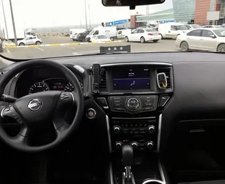 Εσωτερικό του Nissan Pathfinder προς ενοικίαση στη Γεωργία. Ένα εξαιρετικό αυτοκίνητο 7-θέσεων με κιβώτιο ταχυτήτων Αυτόματο.