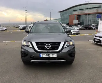 Vista frontal de un Nissan Pathfinder de alquiler en Tiflis, Georgia ✓ Coche n.º 7667. ✓ Automático TM ✓ 0 opiniones.