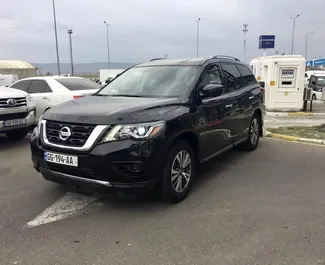 Vista frontal de un Nissan Pathfinder de alquiler en Tiflis, Georgia ✓ Coche n.º 7666. ✓ Automático TM ✓ 0 opiniones.