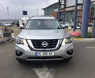 Frontvisning av en leiebil Nissan Pathfinder i Tbilisi, Georgia ✓ Bil #7665. ✓ Automatisk TM ✓ 0 anmeldelser.