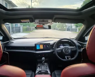 Interior do MG 5/GT para aluguer na Tailândia. Um excelente carro de 5 lugares com transmissão Automático.