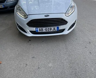 Sprednji pogled najetega avtomobila Ford Fiesta v v mestu Durres, Albanija ✓ Avtomobil #7795. ✓ Menjalnik Priročnik TM ✓ Mnenja 1.