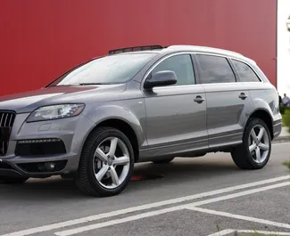 Vista frontal de un Audi Q7 de alquiler en Tirana, Albania ✓ Coche n.º 7806. ✓ Automático TM ✓ 0 opiniones.