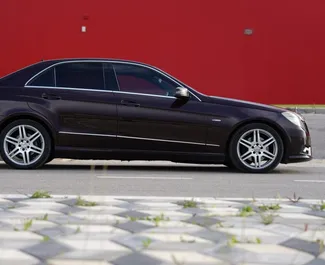 Frontvisning af en udlejnings Mercedes-Benz E-Class i Tirana, Albanien ✓ Bil #7861. ✓ Automatisk TM ✓ 0 anmeldelser.