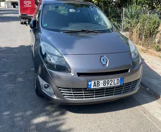 Sprednji pogled najetega avtomobila Renault Grand Scenic v v Tirani, Albanija ✓ Avtomobil #7664. ✓ Menjalnik Priročnik TM ✓ Mnenja 0.