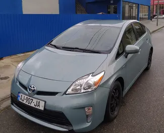 Vista frontal de um aluguel Toyota Prius no aeroporto de Kutaisi, Geórgia ✓ Carro #7705. ✓ Transmissão Automático TM ✓ 0 avaliações.