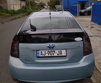 Toyota Prius kiralama için Gürcistan'da iç mekanı. Harika bir 5 koltuklu araba, Otomatik şanzıman ile.