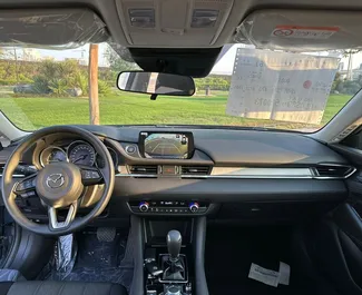 Intérieur de Mazda 6 à louer dans les EAU. Une excellente voiture de 5 places avec une transmission Automatique.