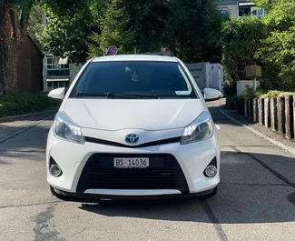 Hybrid 1,5L motor i Toyota Yaris 2013 för uthyrning i Tirana.