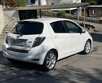 Frontvisning av en leiebil Toyota Yaris i Tirana, Albania ✓ Bil #7859. ✓ Automatisk TM ✓ 0 anmeldelser.