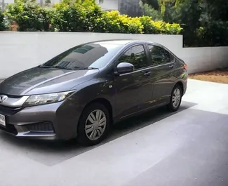 Sprednji pogled najetega avtomobila Honda City v v Bangkoku, Tajska ✓ Avtomobil #7410. ✓ Menjalnik Samodejno TM ✓ Mnenja 4.