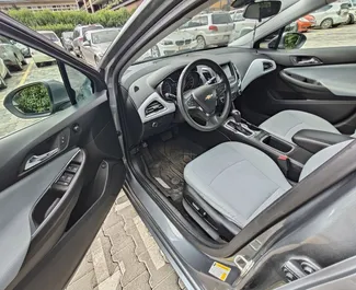 Intérieur de Chevrolet Cruze à louer en Géorgie. Une excellente voiture de 5 places avec une transmission Automatique.