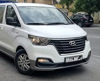 Frontvisning af en udlejnings Hyundai H1 i Baku, Aserbajdsjan ✓ Bil #7808. ✓ Automatisk TM ✓ 0 anmeldelser.