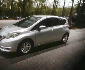 Vista frontal de um aluguel Nissan Note em Banguecoque, Tailândia ✓ Carro #7408. ✓ Transmissão Automático TM ✓ 5 avaliações.