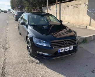 Vista frontal de um aluguel Volkswagen Passat em Tbilisi, Geórgia ✓ Carro #7865. ✓ Transmissão Automático TM ✓ 0 avaliações.