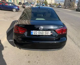 Najem avtomobila Volkswagen Passat 2012 v v Gruziji, z značilnostmi ✓ gorivo Bencin in 160 konjskih moči ➤ Od 80 GEL na dan.