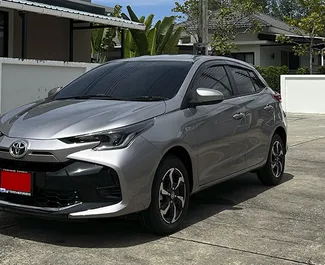 租赁 Toyota Yaris 的正面视图，在普吉机场, 泰国 ✓ 汽车编号 #8137。✓ Automatic 变速箱 ✓ 0 评论。